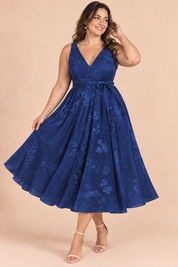 Robe midi fleurie bleu marine à la coupe patineuse | Porté sur une silhouette plus ronde | Lounelle Paris