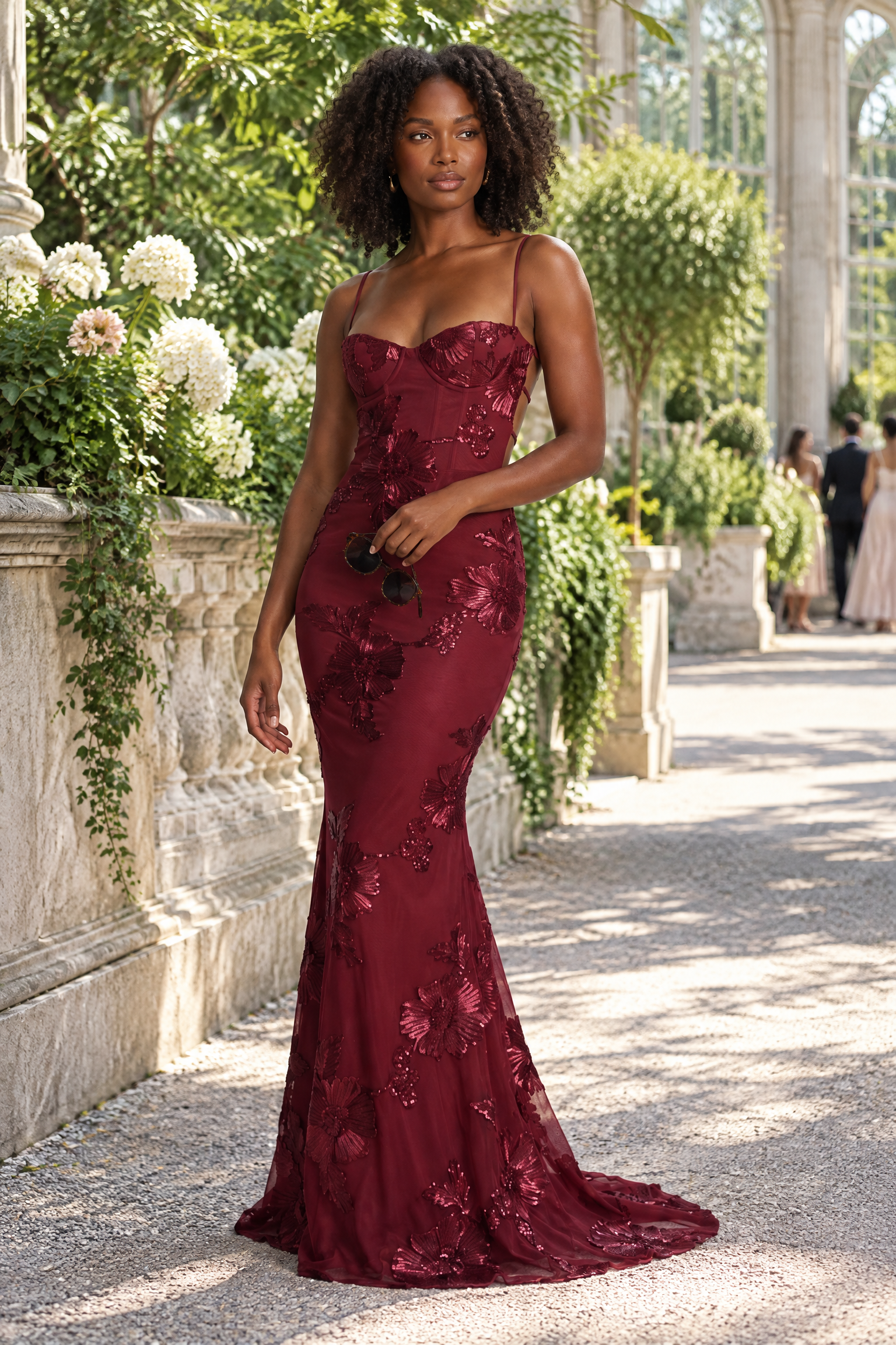 Robe longue bordeaux à broderies florales | Photo lifestyle | Lounelle Paris