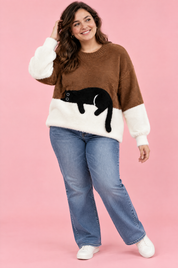 Pull oversize marron à motif chat | Porté sur une silhouette plus ronde | Lounelle Paris
