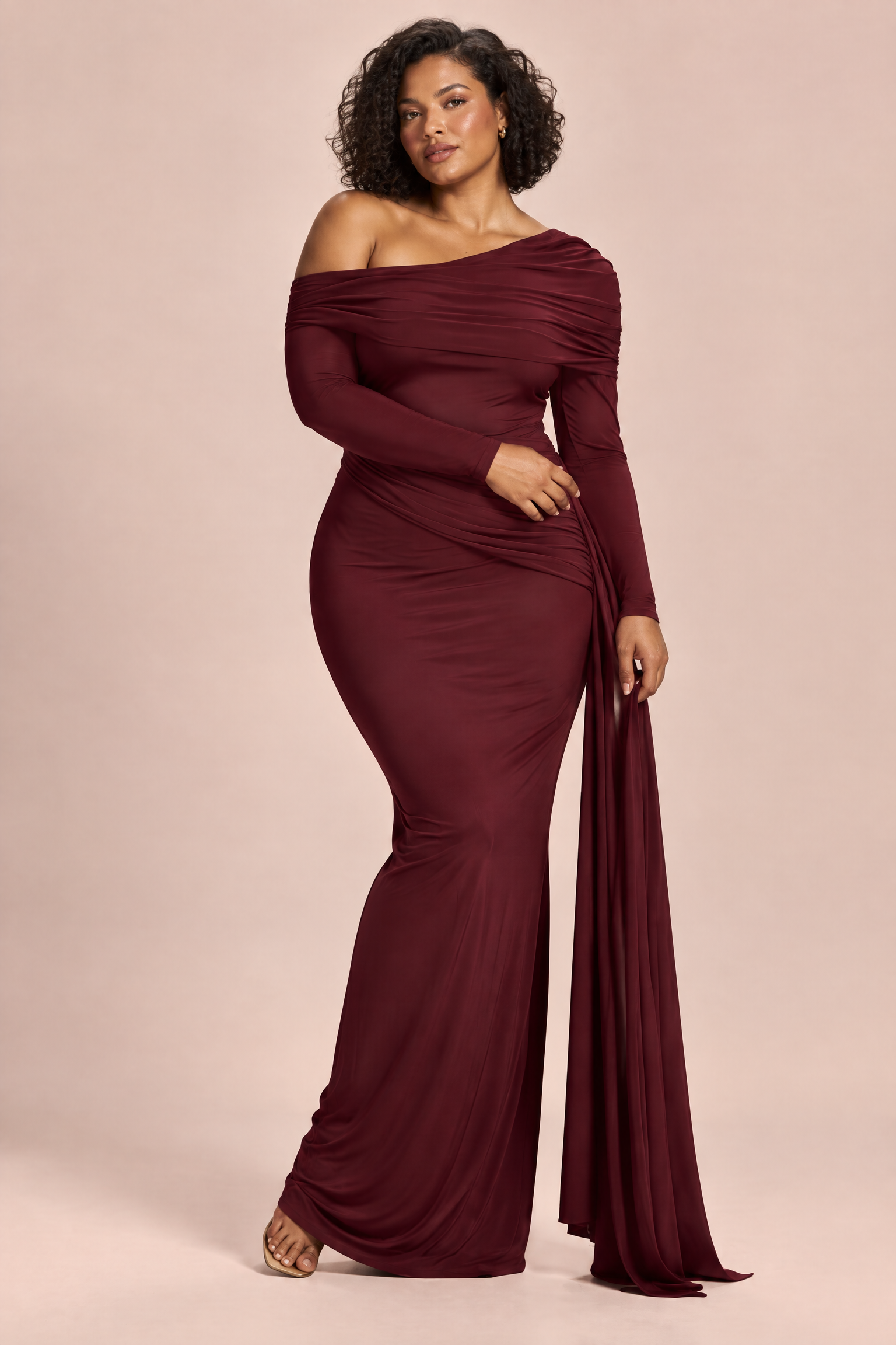 Robe longue bordeaux asymétrique à fronces et drapé | Porté sur une silhouette plus ronde | Lounelle Paris