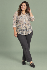 Chemise beige à imprimé floral | Porté sur une silhouette plus ronde | Lounelle Paris