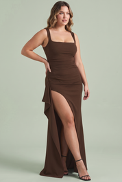 Robe longue marron à encolure carrée, dos plongeant et fente latérale sur la cuisse | Porté sur une autre silhouette | Lounelle Paris