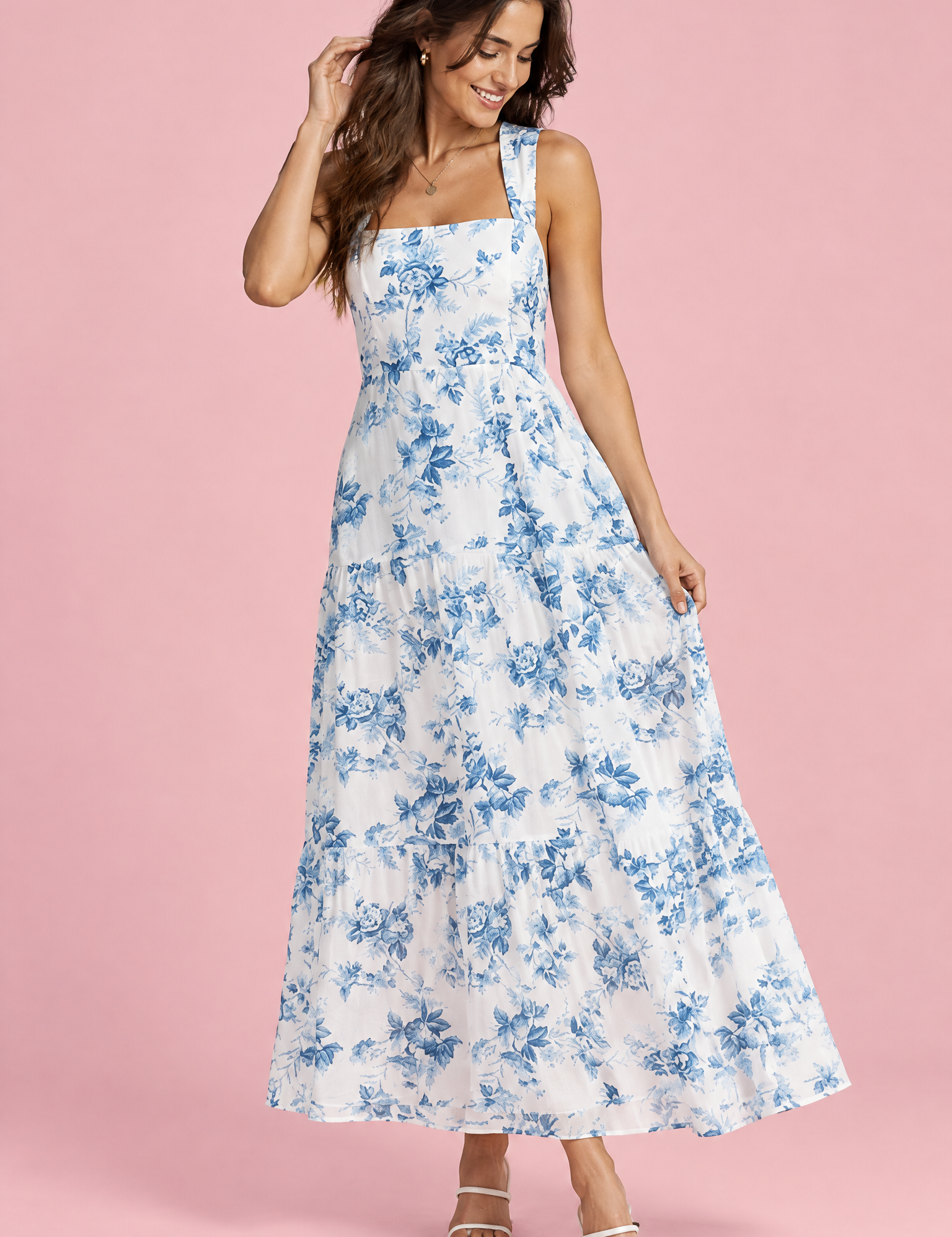 Robe midi blanche à imprimé porcelaine bleu et encolure carrée | Vue de face | Lounelle Paris