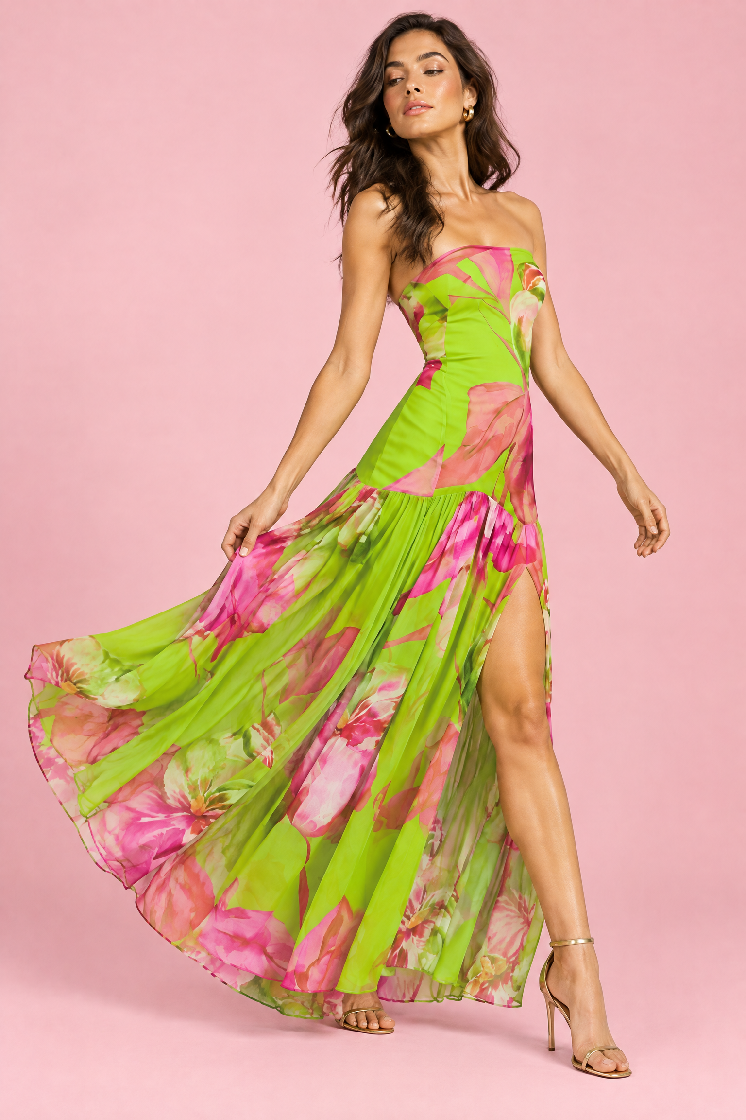 Robe longue verte satinée à imprimé floral avec col V | Vue en mouvement | Lounelle Paris