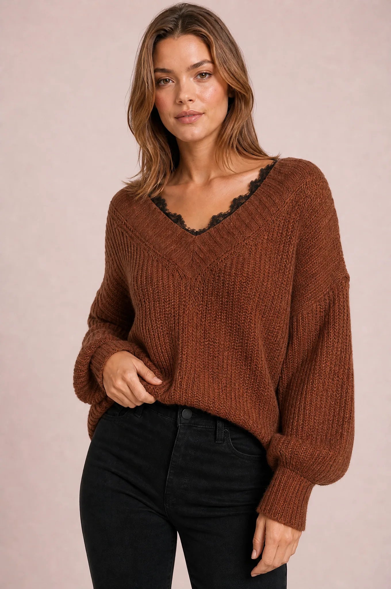 Pull col V à dentelle | Vue rapprochée | Lounelle Paris