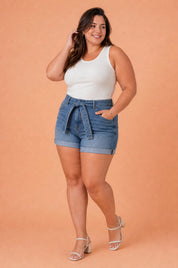 Short en jean bleu ceinture taille haute | Porté sur une silhouette plus ronde | Lounelle Paris