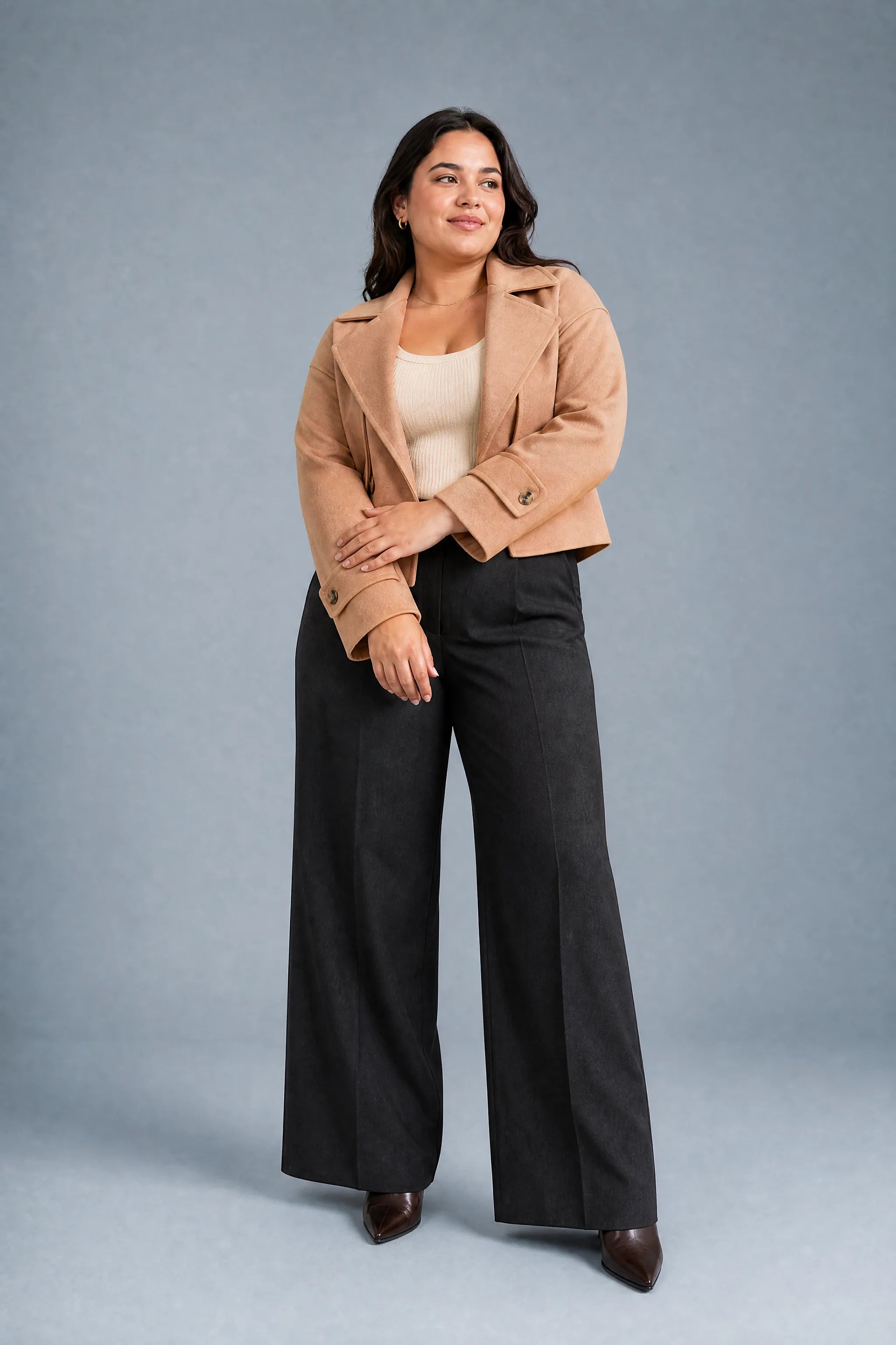 Veste courte marron ample à revers | Porté sur une silhouette plus ronde | Lounelle Paris