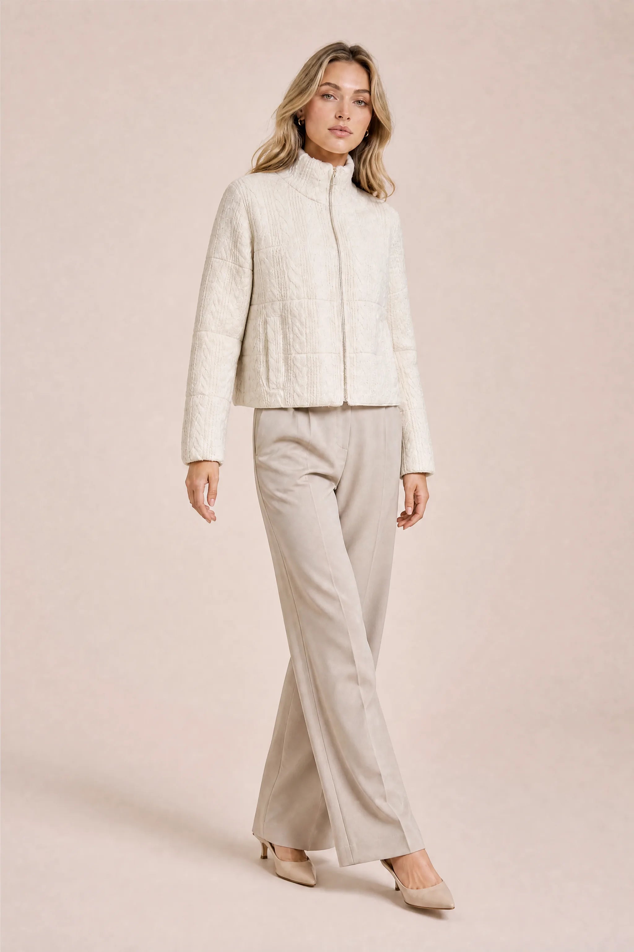 Veste maille beige col montant | Vue en mouvement | Lounelle Paris